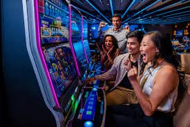 Tampilan platform bigwin138 dengan tema ungu neon dan berbagai fitur taruhan digital